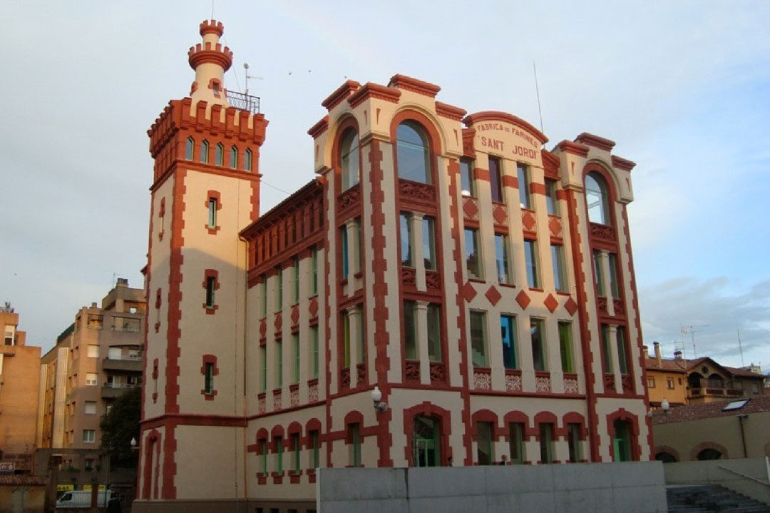 Rehabilitació de les façanes de l’antic edifici industrial La Farinera, a la ciutat de Vic