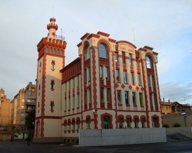 Rehabilitació de les façanes de l’antic edifici industrial La Farinera, a la ciutat de Vic