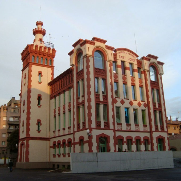 Rehabilitació de les façanes de l’antic edifici industrial La Farinera, a la ciutat de Vic