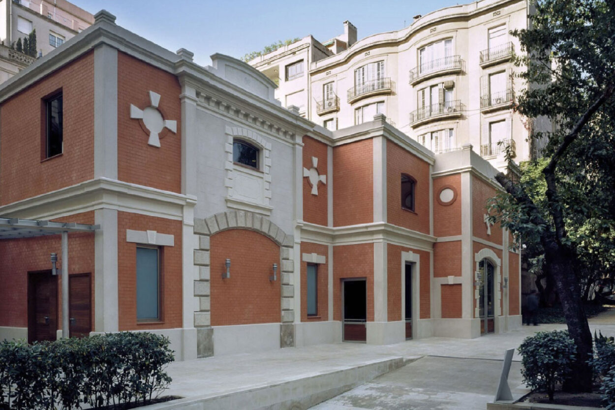 Restauració d’estuc de calç i motllures en l’Edifici de Cotxeres del Palau Robert de Barcelona