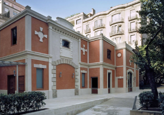 Restauració d’estuc de calç i motllures en l’Edifici de Cotxeres del Palau Robert de Barcelona